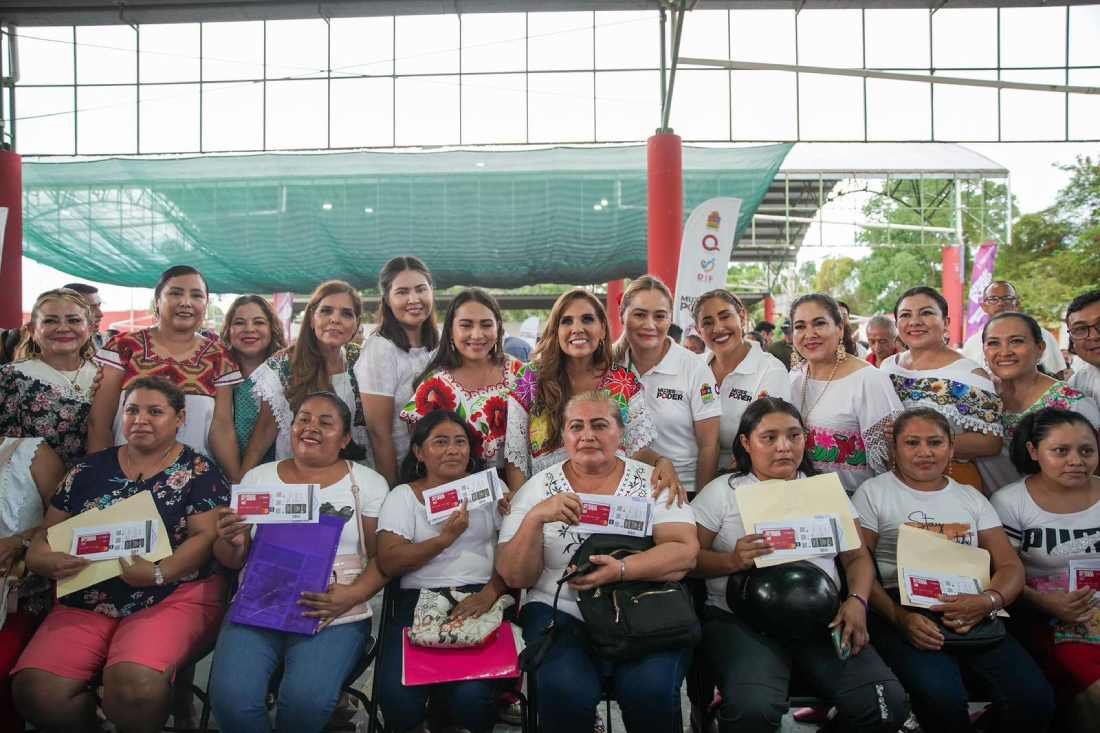 Mara Lezama Entrega Tarjetas Mujer es Poder en Felipe Carrillo Puerto