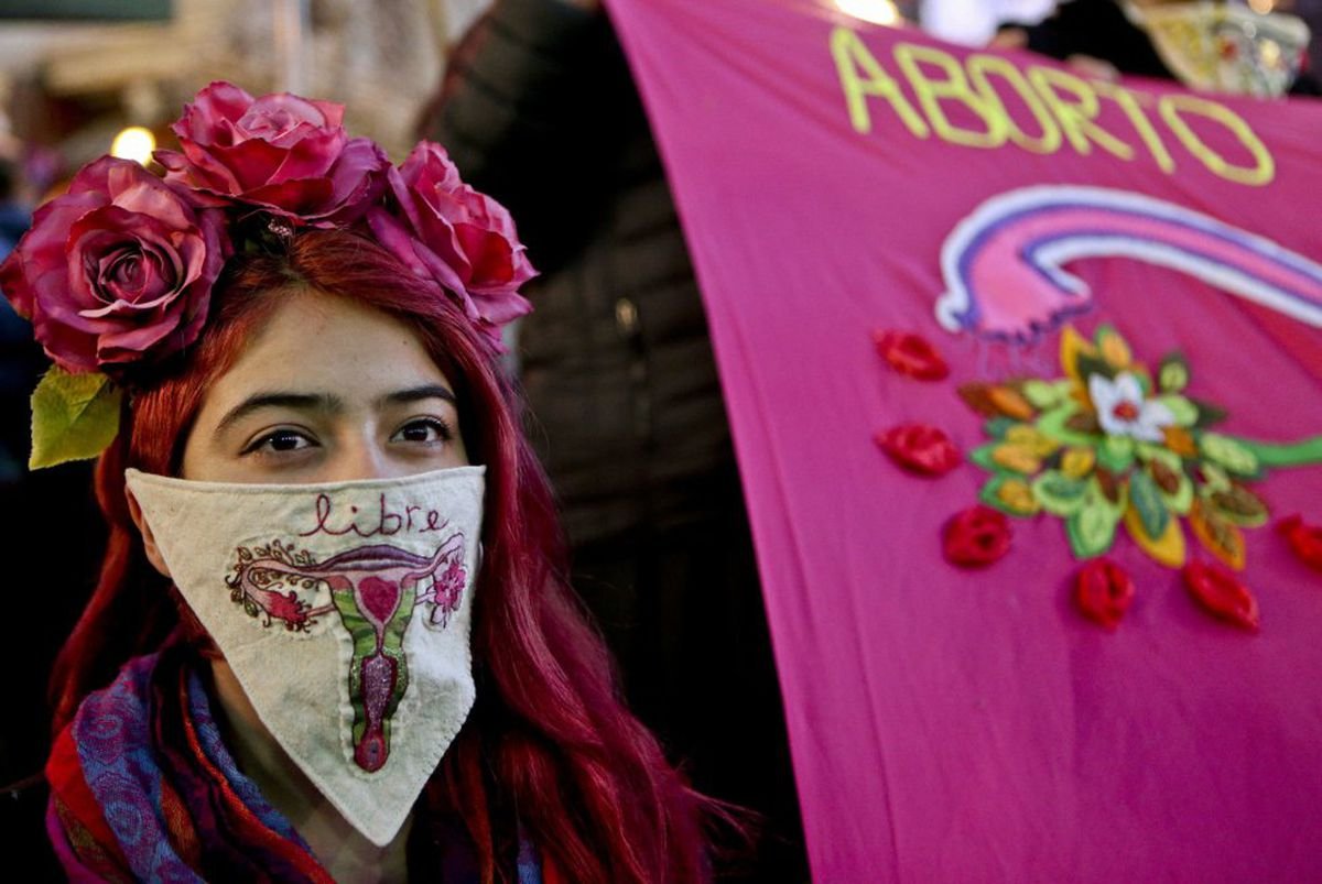 Encuesta Cep: los chilenos liberalizan su posición frente al aborto, pero se identifican más con el Partido Republicano
